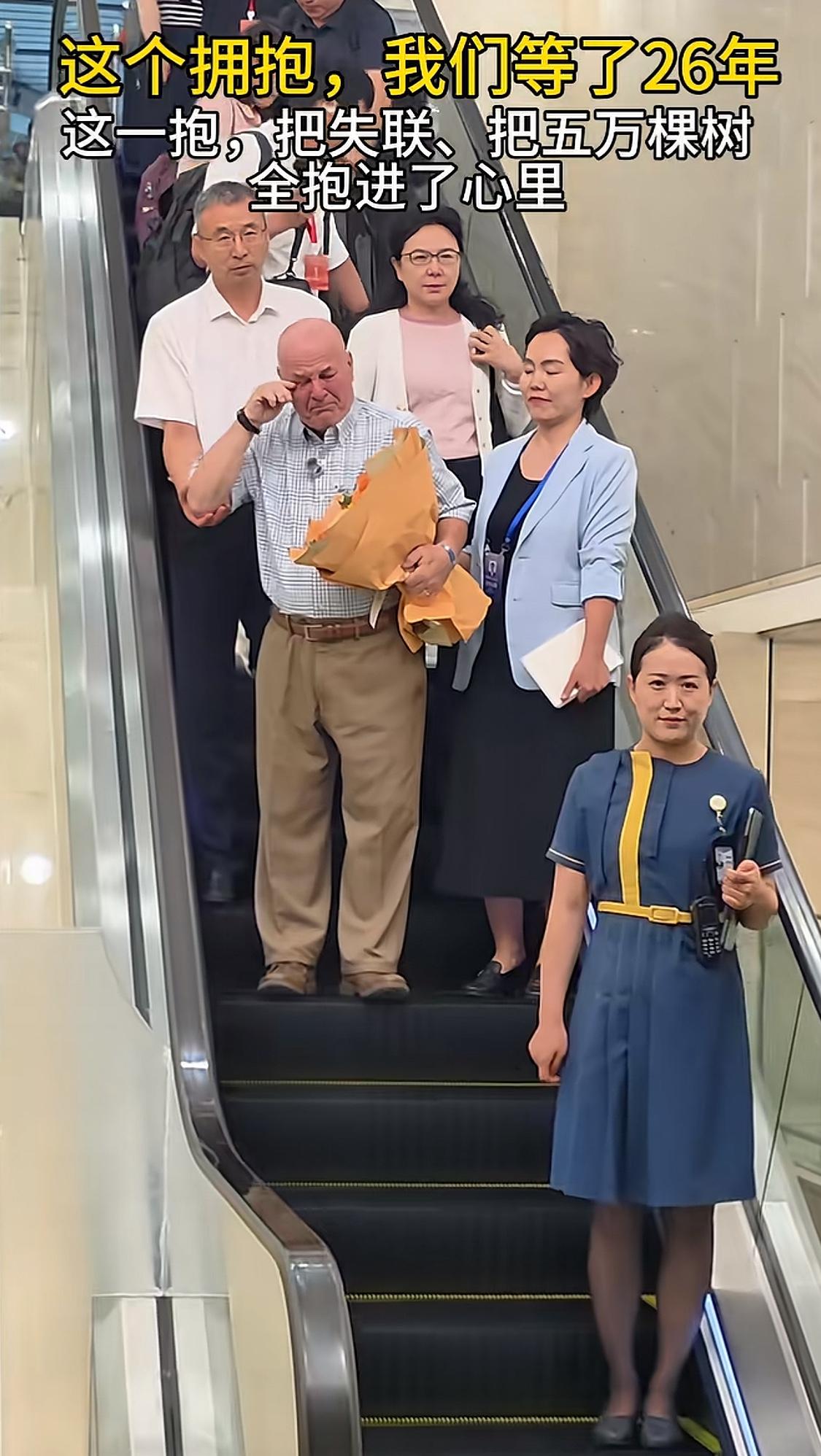 赛考斯当年来见殷玉珍，身处黄沙之中以为自己要被绑架了直到殷玉珍从洞里钻了出来。提