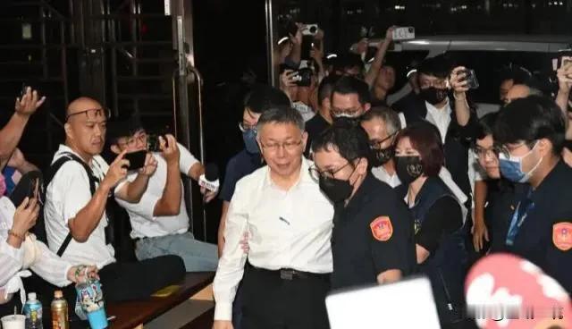 黄珊珊控检调“纵容假消息”：想未审先判柯文哲？

31日柯文哲声押禁见，再遭周刊