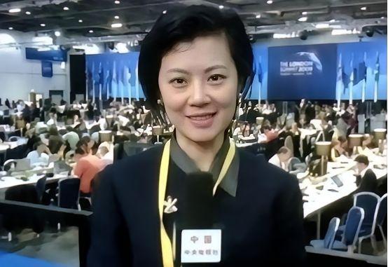 “我愿意放弃中国国籍，自愿加入英国！”2004年，央视美女主持姜丰嫁给英国富豪，