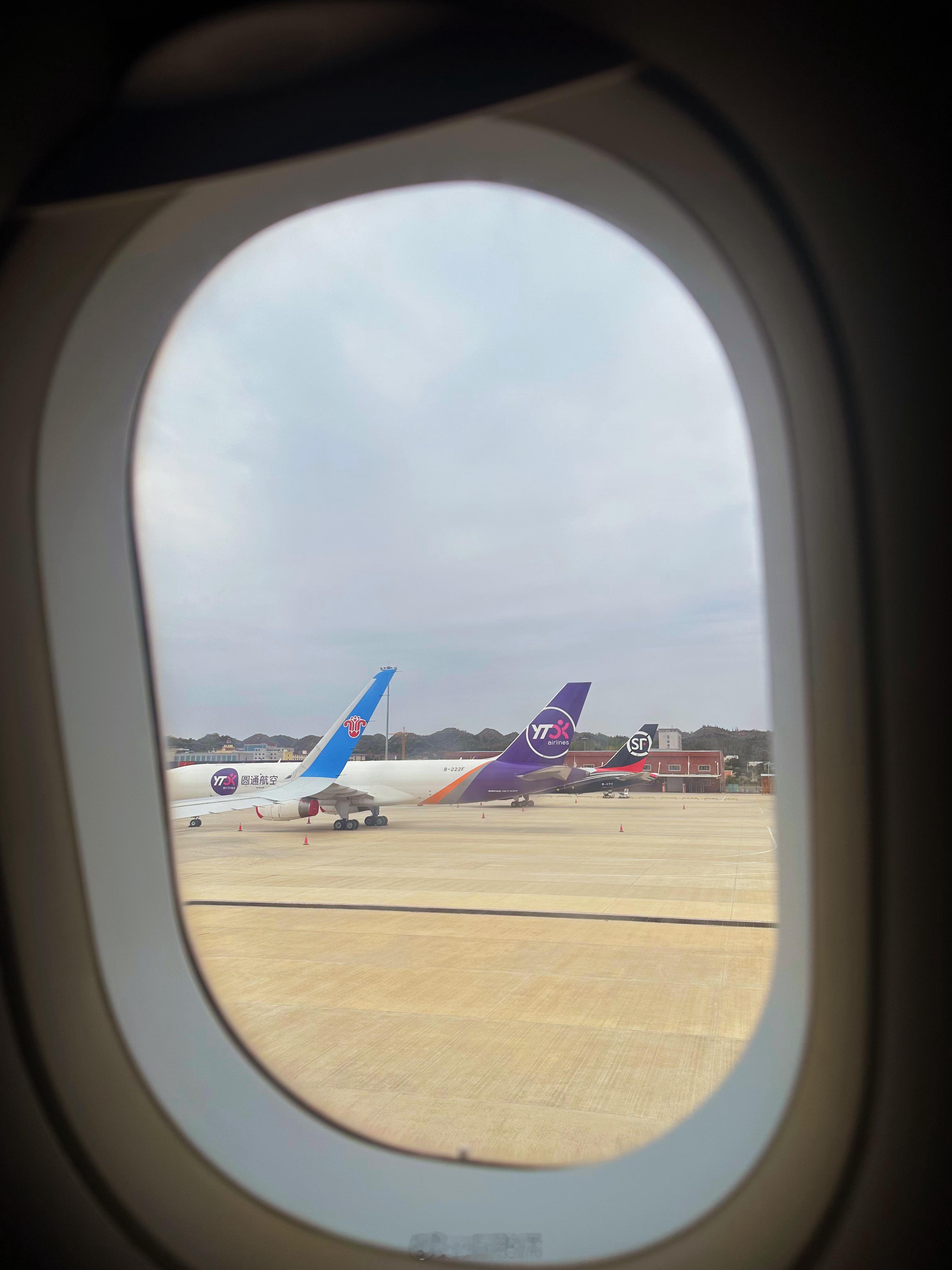 一瞬间我恍惚了，我以为自己坐的是架货机[笑cry][笑cry][笑cry]#有篮