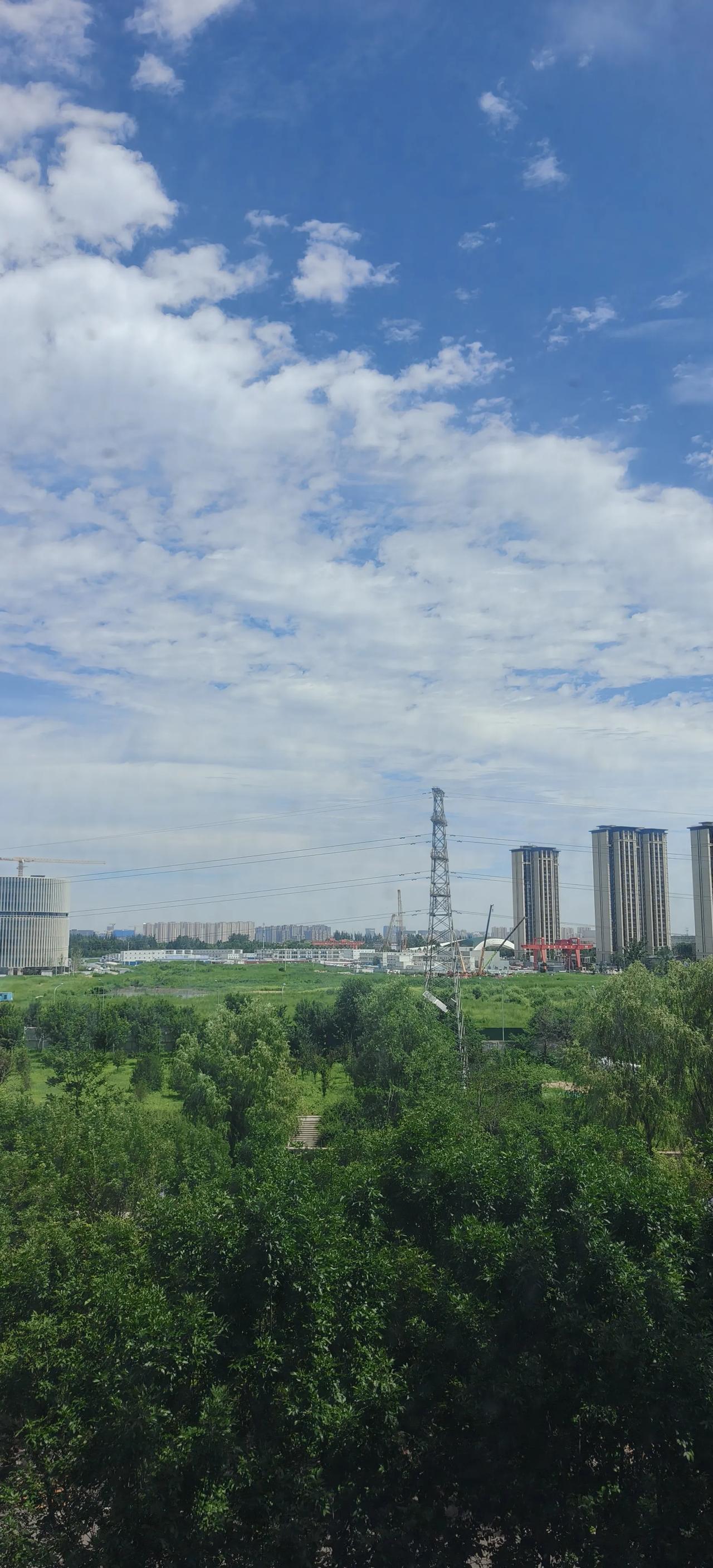 “分享一张相册里随手的夏日天空”夏日晴空澄澈明净，晚霞漫染天边，流云随风舒展，满