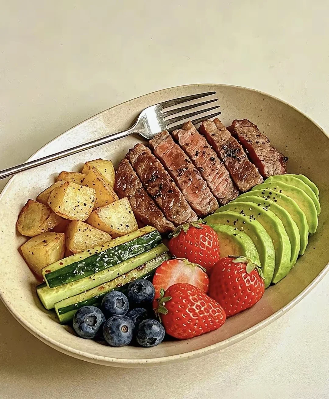 人只要长期处在应激、紧绷、恐惧、高警觉里， 一定会本能退回到「口欲阶段...