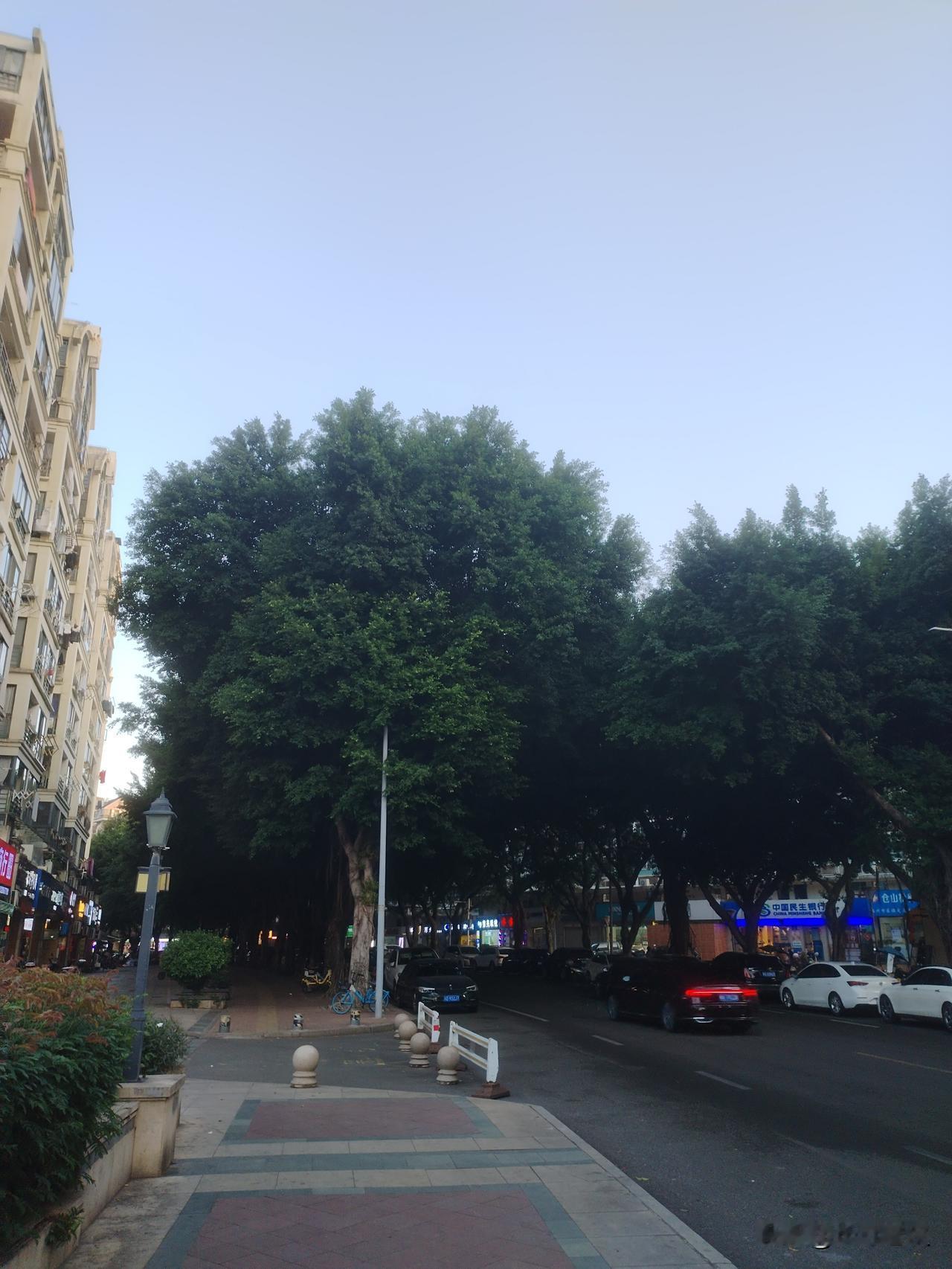 我们首先要知道城乡居民是指的哪些人，城乡居民是指城市和乡村，无固定工单位，灵活就