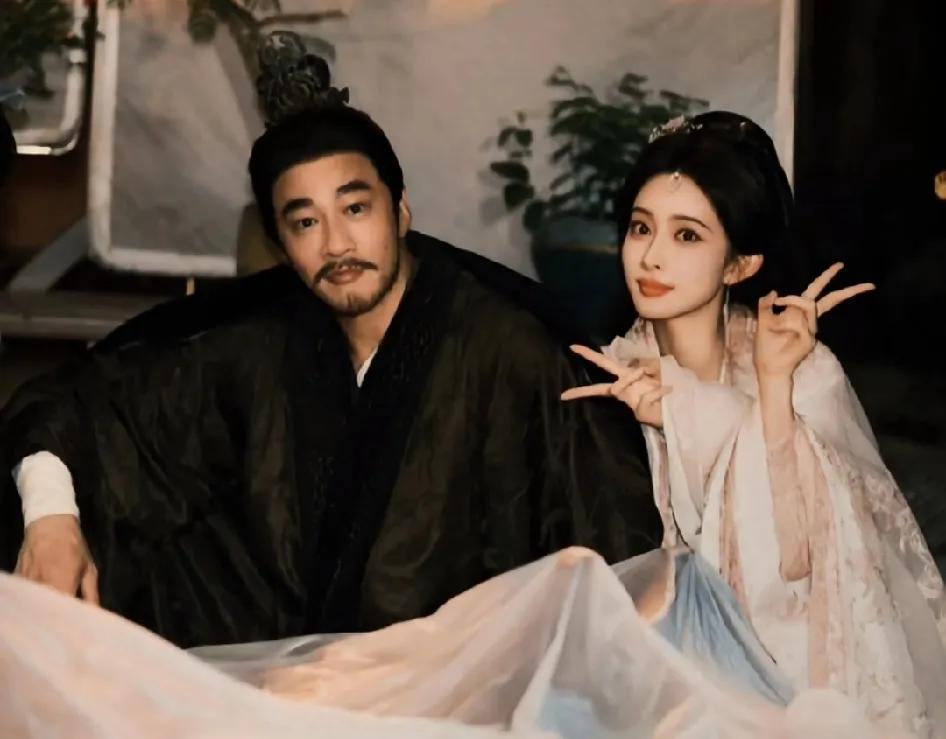 何润东在新剧《东风信》里演孟子义父亲，西北异姓王，两人很有缘分。
孟子义演了《九