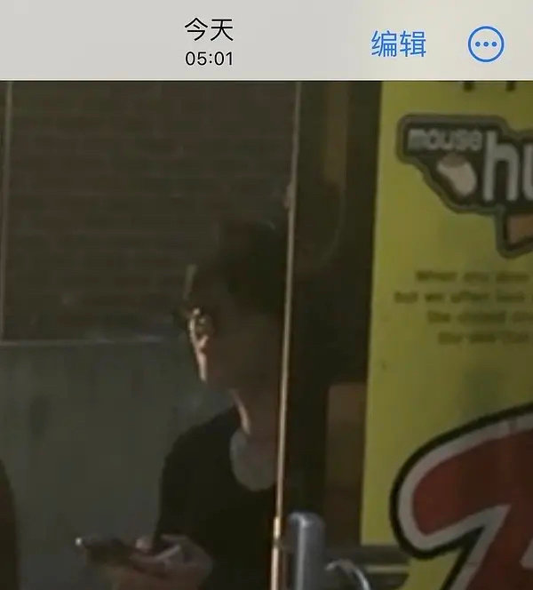 #曝韩男爱豆夜店被认出后翻墙逃跑# 网友曝江南夜店偶遇EPEX队长郭大卫，男爱豆