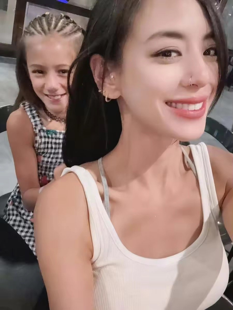 江语晨脐钉 机场生图直击视线，江语晨腰间脐钉格外亮眼，甜妹蜕变成酷飒辣妹，穿孔配