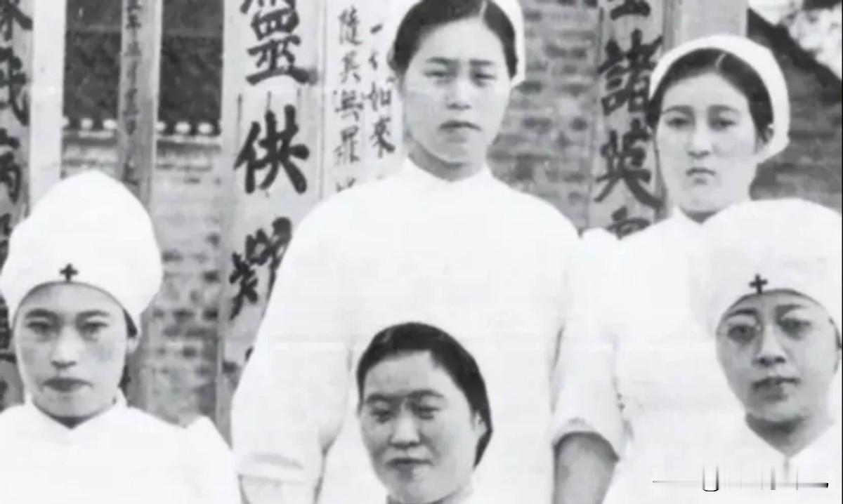 1946年除夕，吉林省通化市的一家医院里，上百名解放军战士在这里接受诊治。
他们