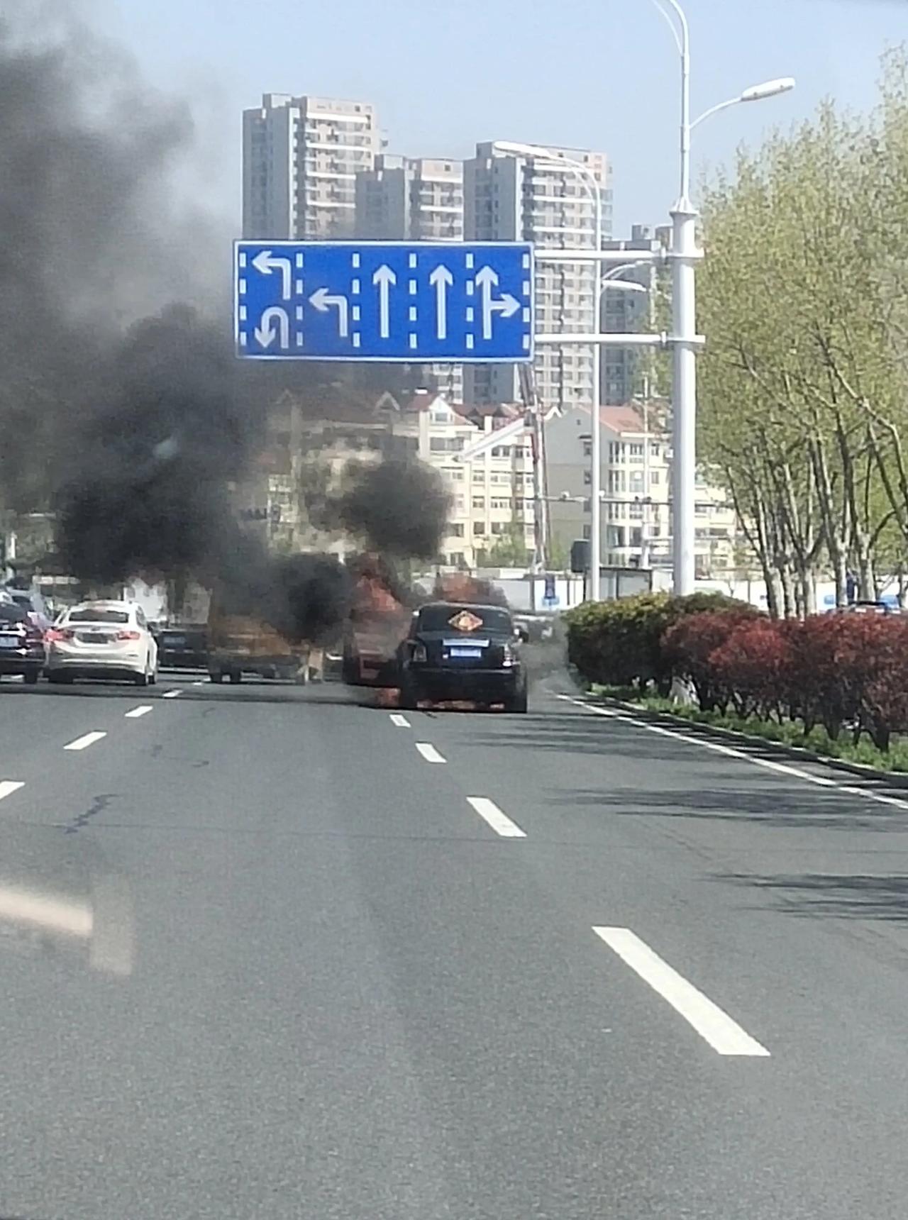 刚才在海滨大道上，一辆黑色轿车燃起了大火

上午出去办事，走到海滨大道黄岛段，看