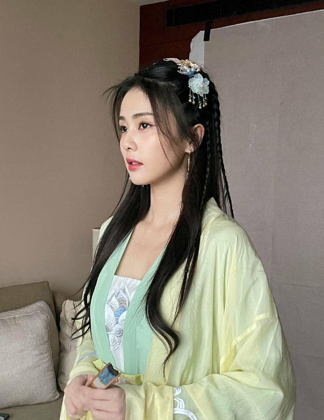 白鹿超话白鹿叶璃 ﻿ 白鹿蕾丝露肩 

用心对待生活点滴，带着真诚与勇敢前行，在