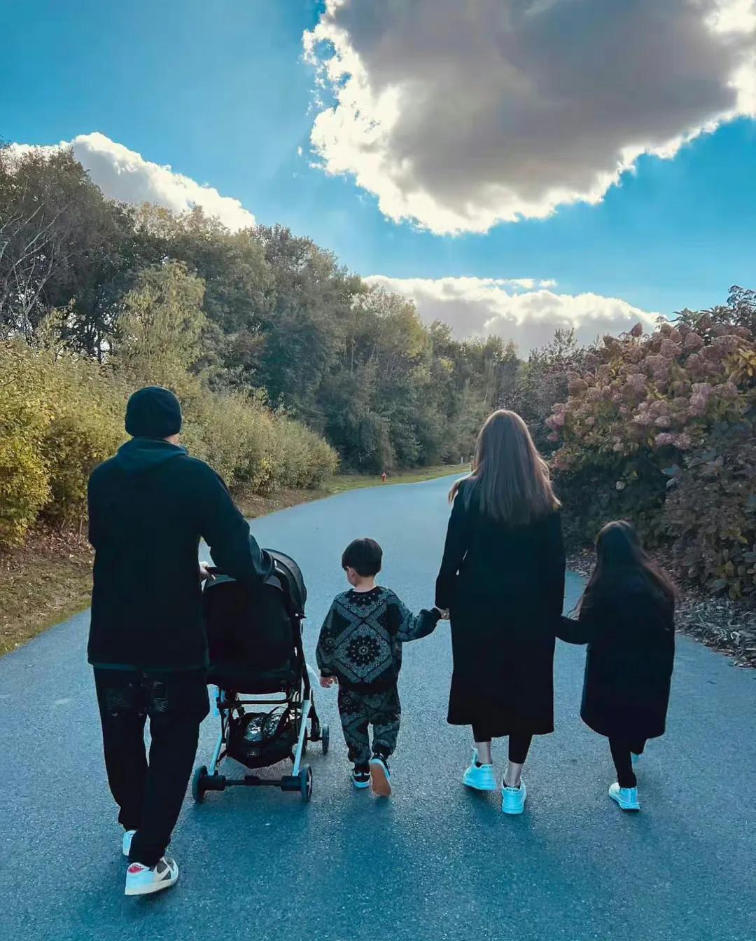 这个时代最伟大的巨星之一，
猜猜这一家是谁？[机智]