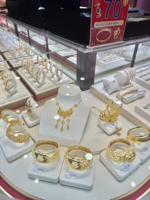 21岁年轻老板给店员发黄金[吃瓜群众]
1月7日，媒体报道，河南许昌一21岁潮汕