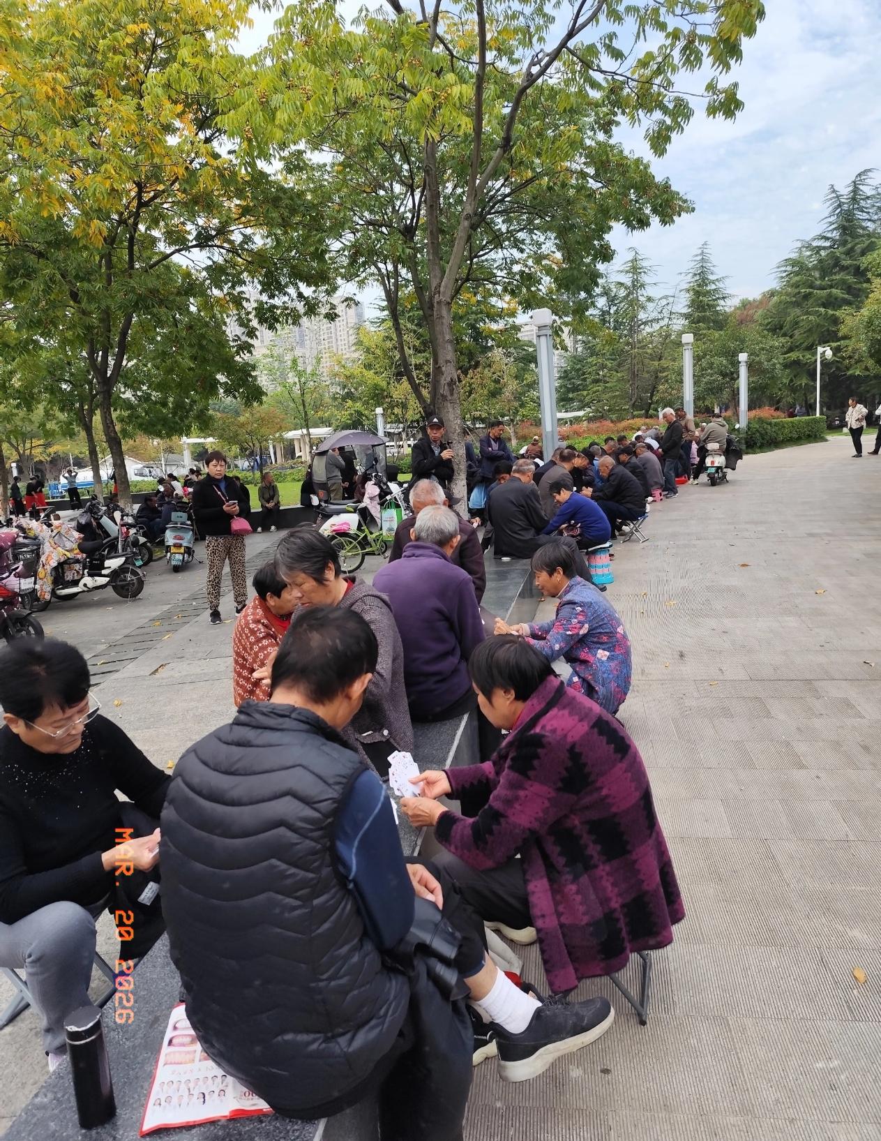 我有个老姐妹都53岁了，
居然在外边有了外遇。我就问她，都这个年纪了，怎么还会犯