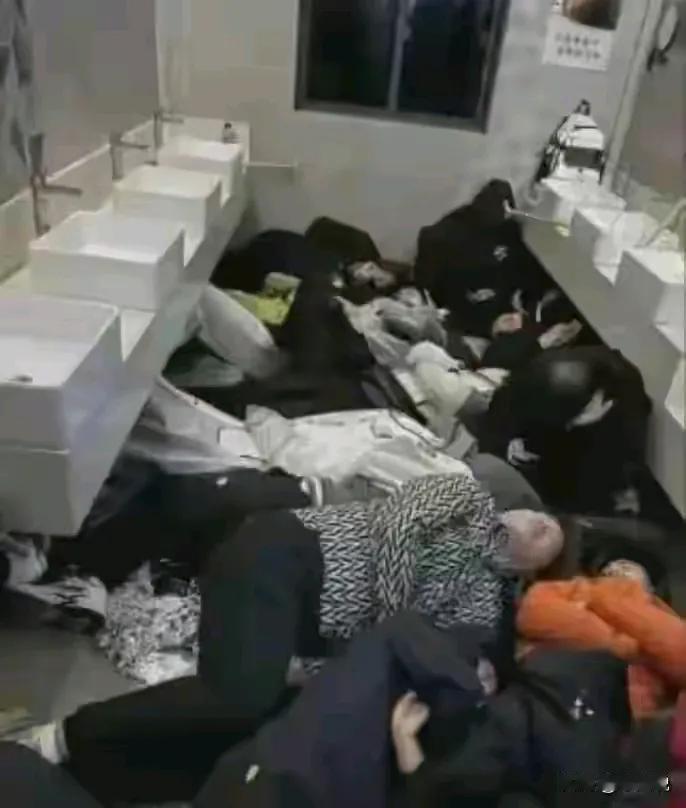 你们这是何苦呢，放着家里1.8米的大床不睡，去黄山顶上睡厕所去。哎，都是国庆长假