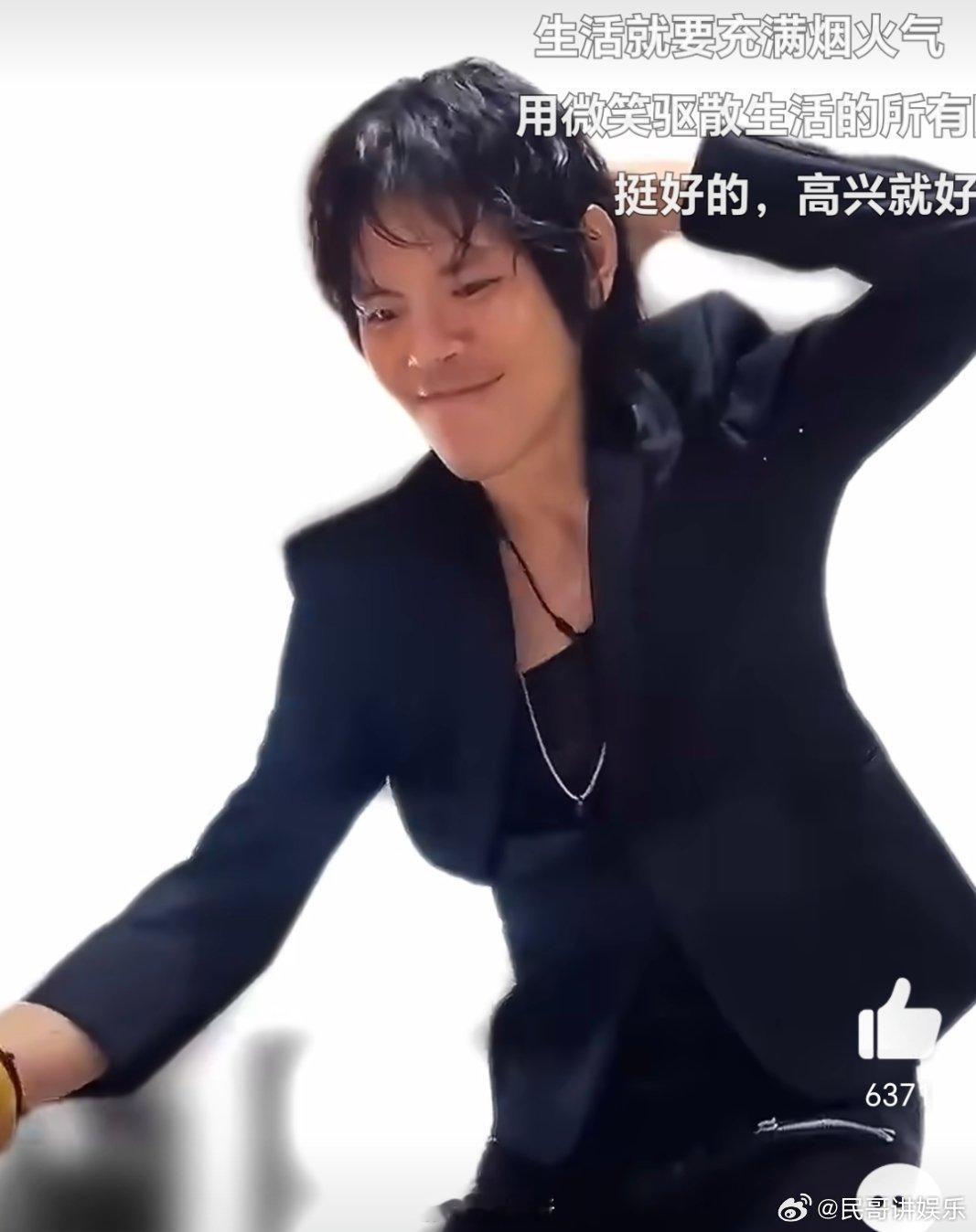 向佐称不想再公开提家事接连被推上热搜之后，向佐表达自己的态度，不想再公开谈及家事