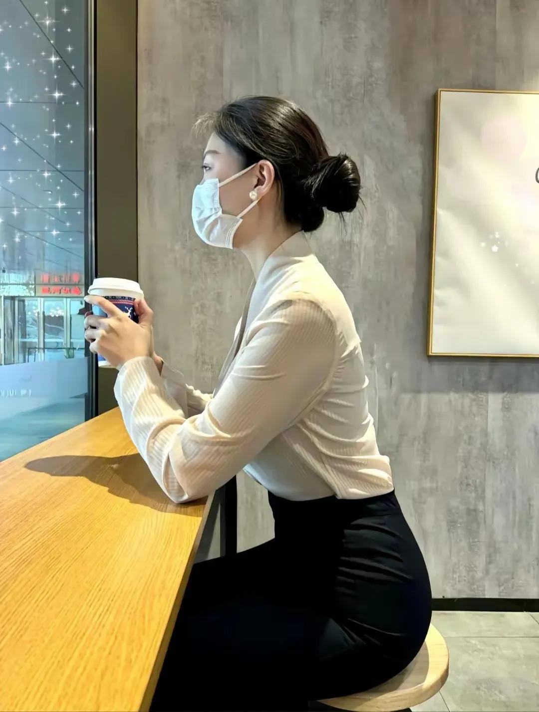 有时候觉得吧，女人在气质这一块，真不是谁想装就能装出来的。
有些女人虽然长的漂亮