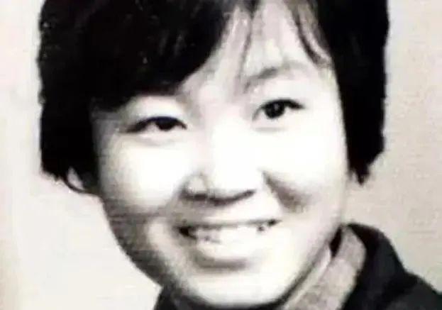 1974年，一21岁女知青夜间独自去厕所时神秘失踪。连队把整座山翻了个遍，却仍然