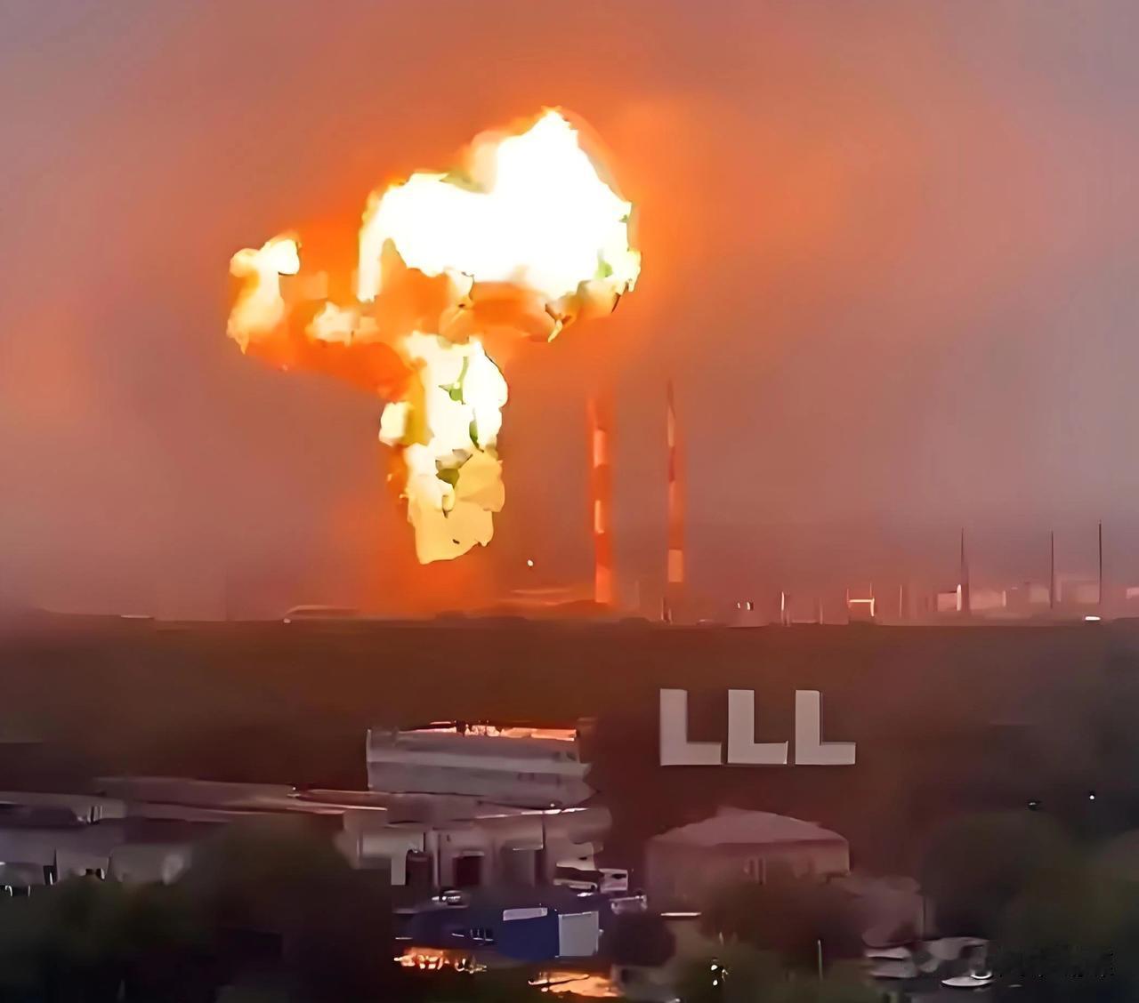 捅大篓子了！
英制导弹击中俄本土炼油厂，
俄军“匕首”导弹报复来得快！
 
最新