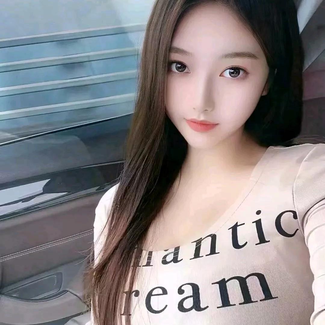 温柔甜美的车内自拍，梦幻氛围满满！车后座自拍 车内的美女 车景自拍 车室内自拍 