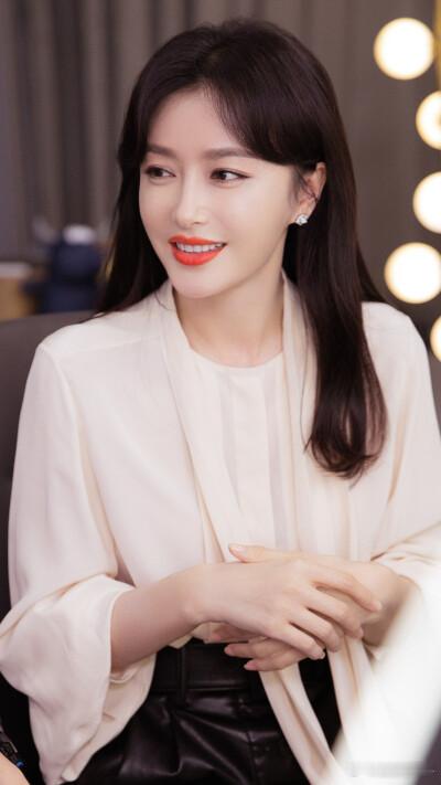 秦岚姐这状态真的绝了！优雅又活力，岁月都拿她没辙吧~ ​​​