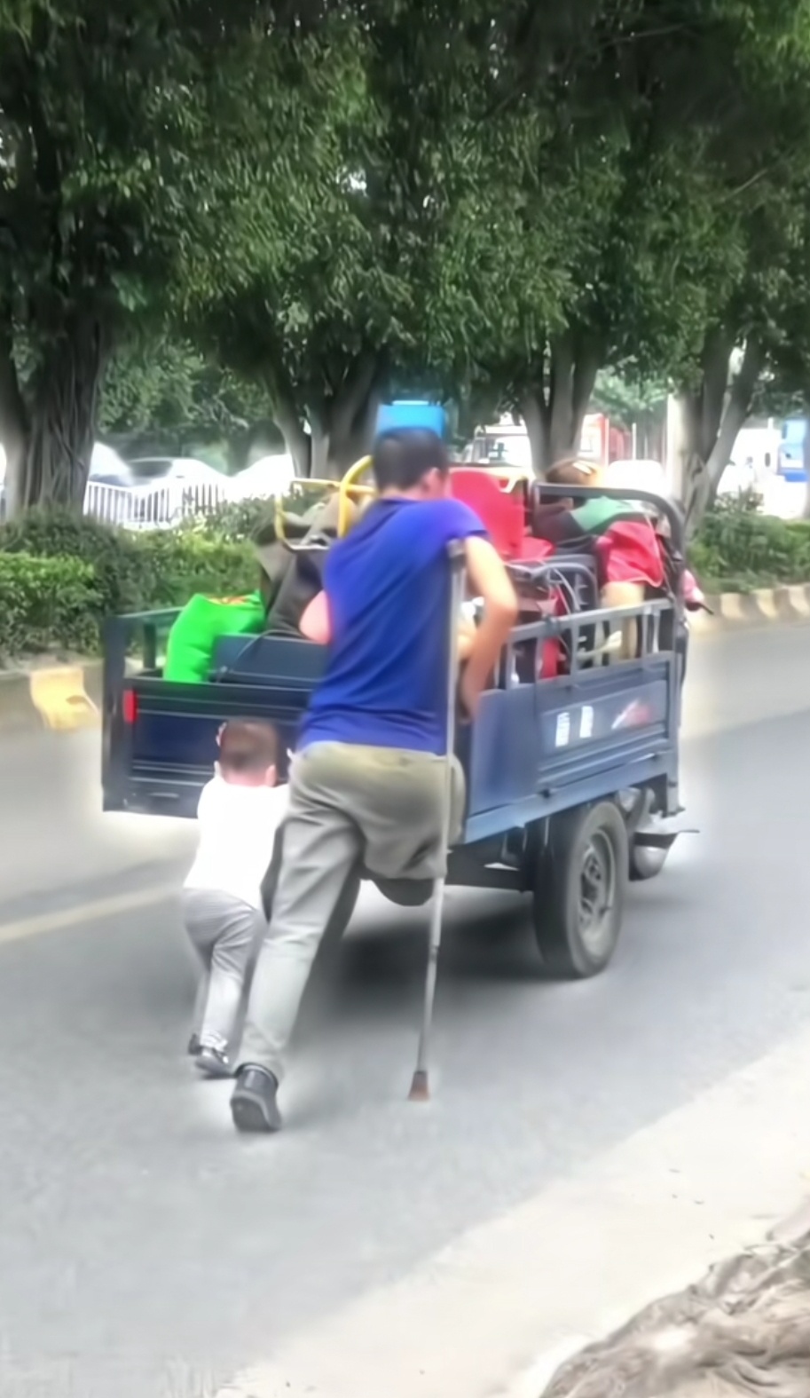 你生活在光亮里你就觉得全世界都是光亮的吗？ ​​​