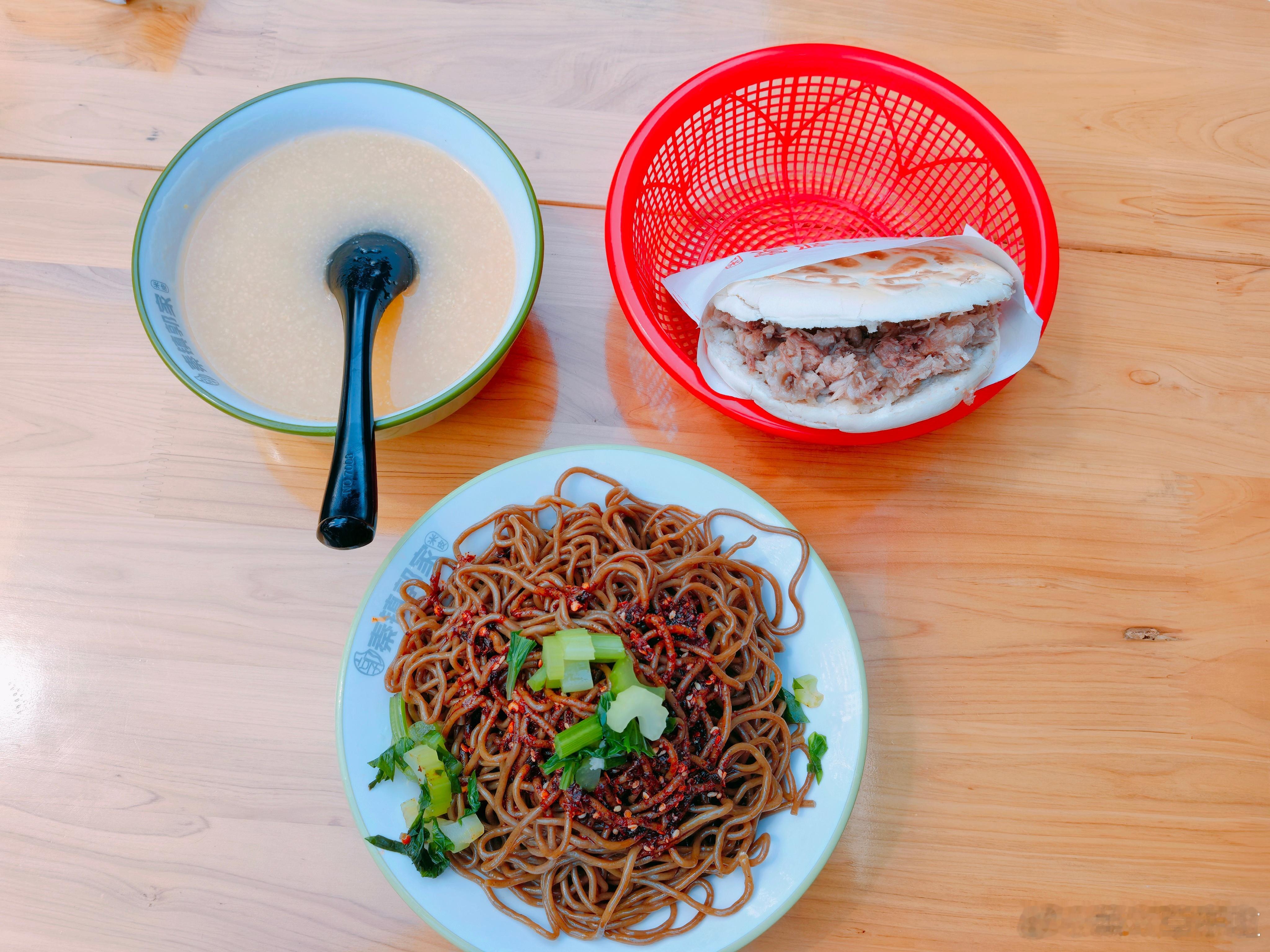 今日午餐 今天一早上忙着接待找来的电工维修师傅没顾上做饭，楼下要了一个肉夹馍，一