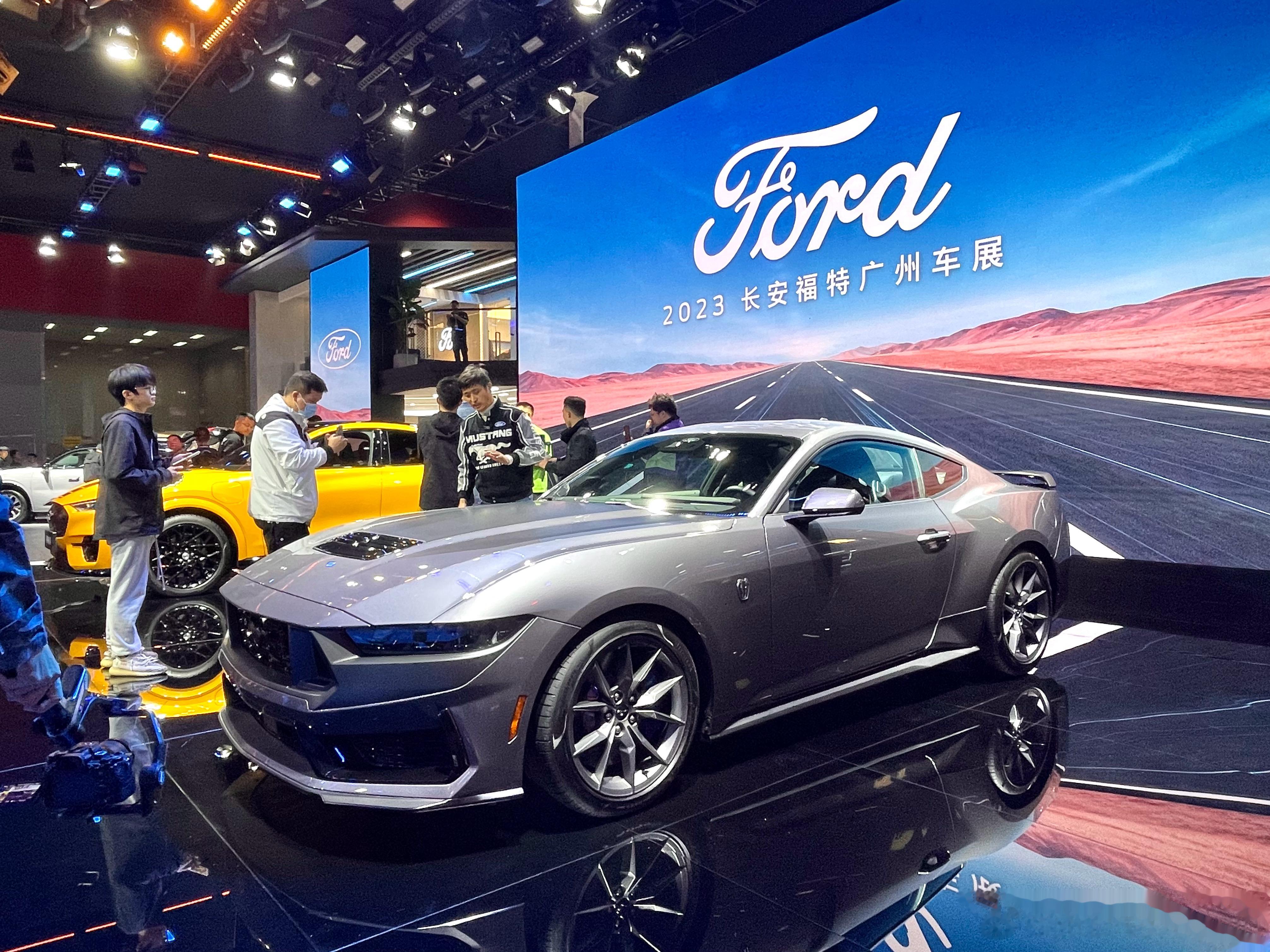 这次广州展台，两台Mustang摆在C位，油马、电马都挺带劲！先说电马Mach 