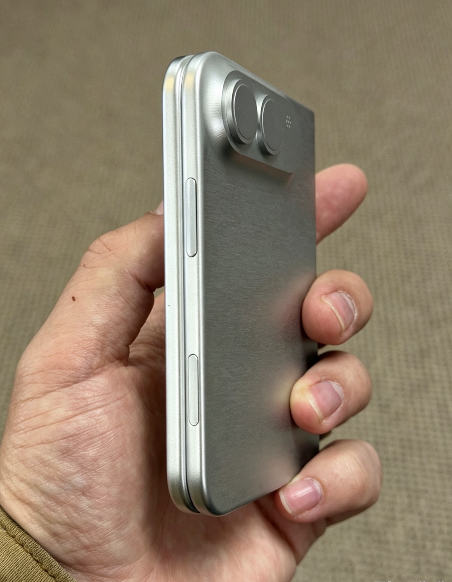 iPhoneUltra机模上手某旗舰预热半年拉了坨大的，苹果折叠屏预热了一整年，