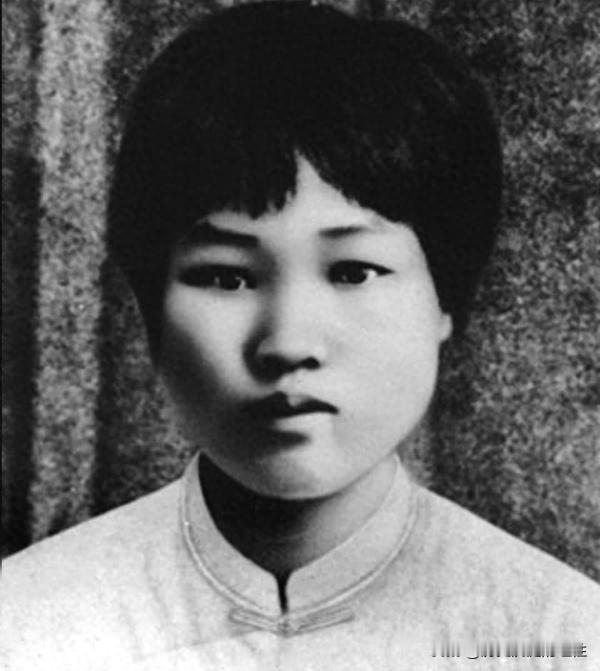 1918年秋，北京雨后微凉的傍晚，北大的教师休息室里弥漫着茶香。蔡元培握着扇子，