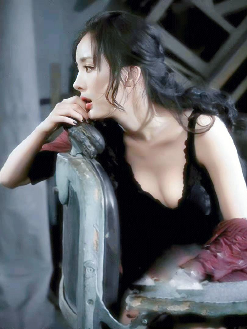 杨幂的一组吊带美腿写真组图