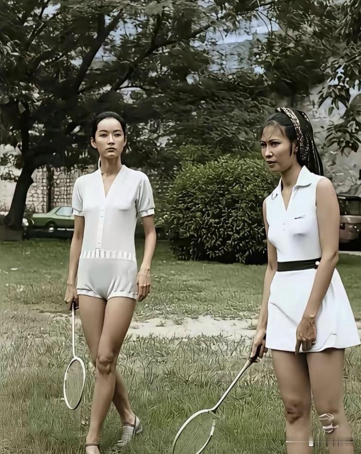 哈哈，这以前的美女穿着真是充满了土味啊！
