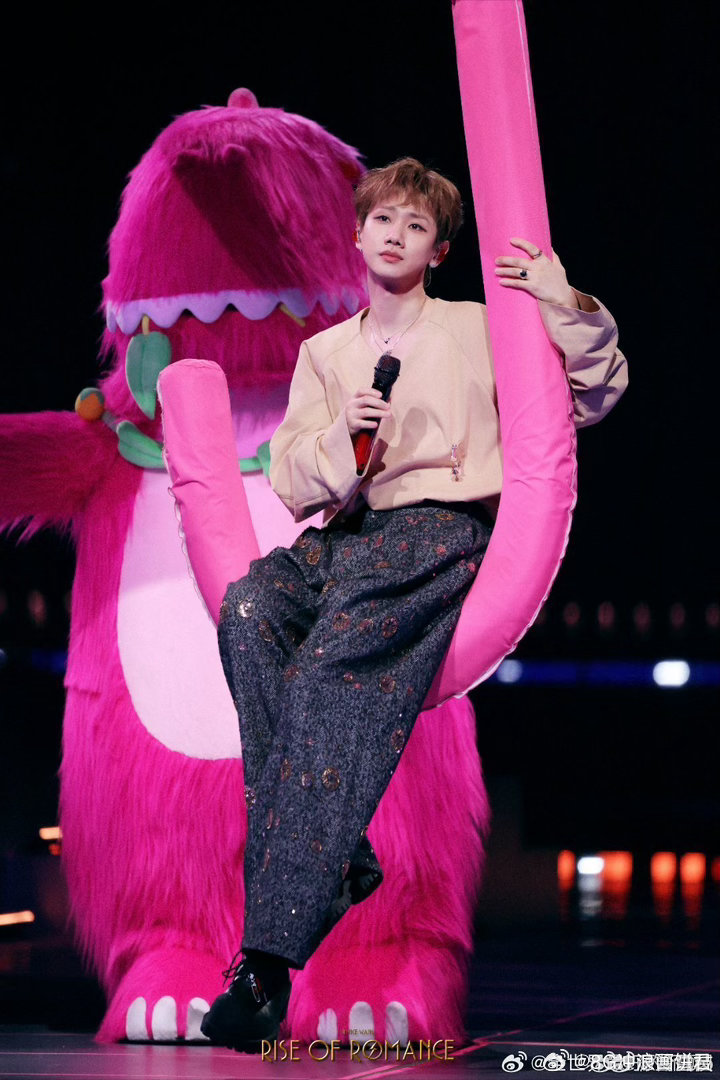 汪苏泷新歌深奥问题全场大合唱 《问你一个人类梦寐以求的深奥问题》这首歌就是为大合