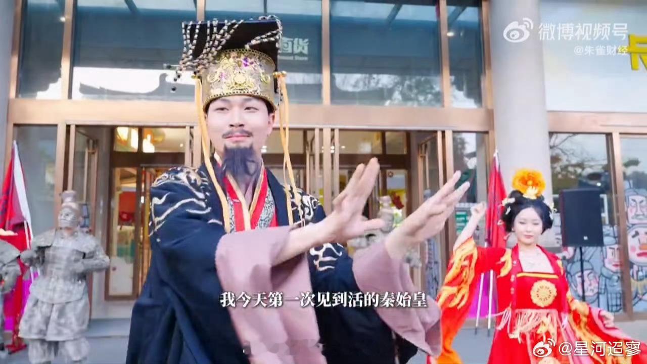 西安大唐不夜城竟让秦人攻占大唐不夜城上演秦代主题巡游，秦人方阵氛围感拉满，也让游