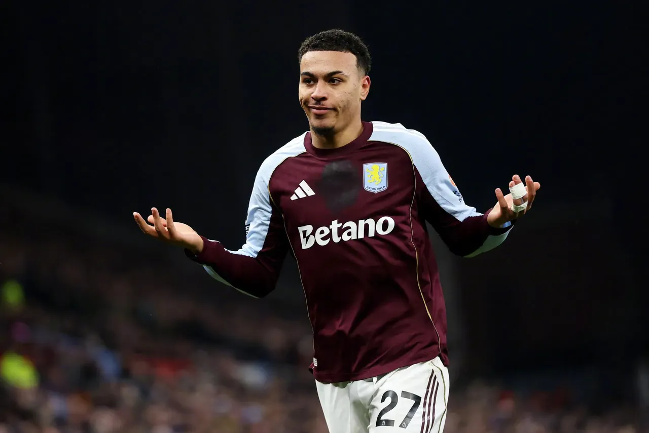 昨夜英超第17轮焦点战，维拉2-1击败曼联续写连胜传奇。上半场罗杰斯兜射建功，库