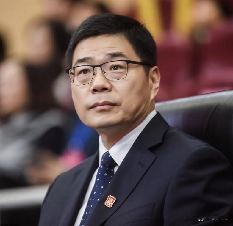太尴尬了！郭振明今夜无眠了
CBA发布会，透着屏幕都是尴尬，还不如不开呢！其实球