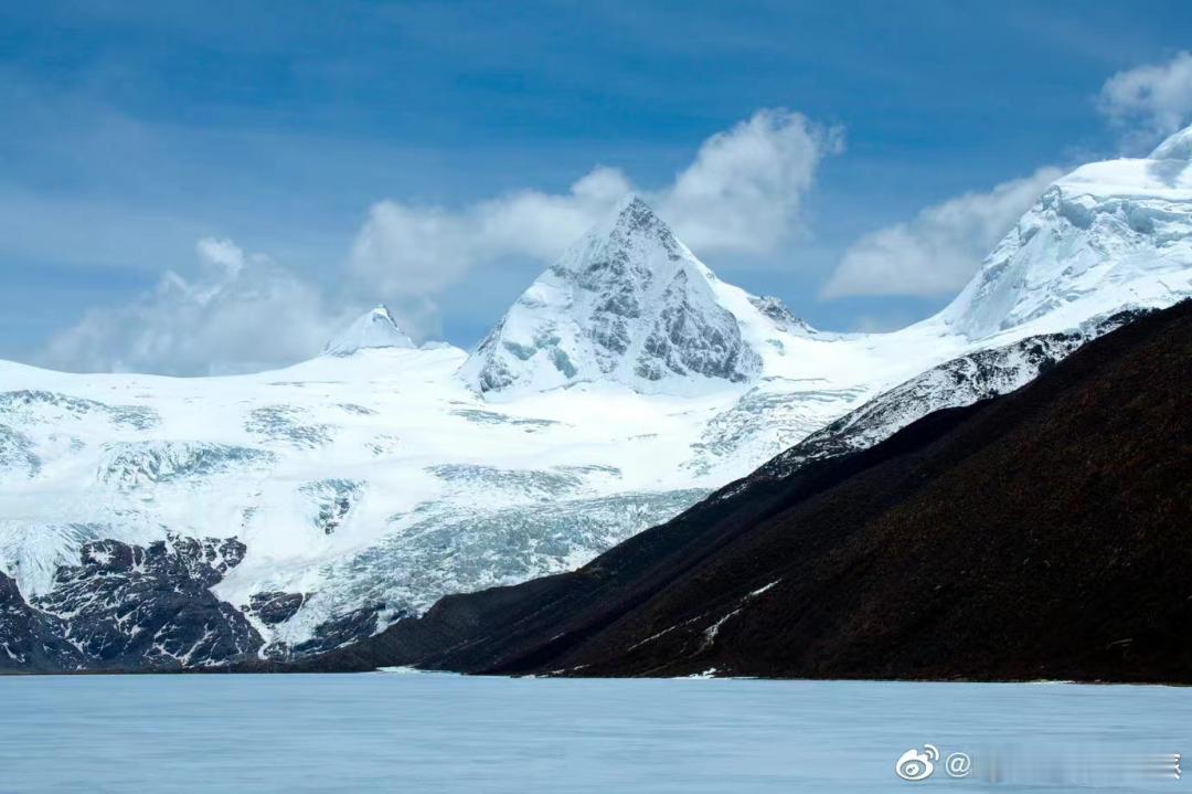 来过一个冬日梦幻之旅  ❄️每一座雪山都有它独特的故事，来一场与雪山的亲密接触吧