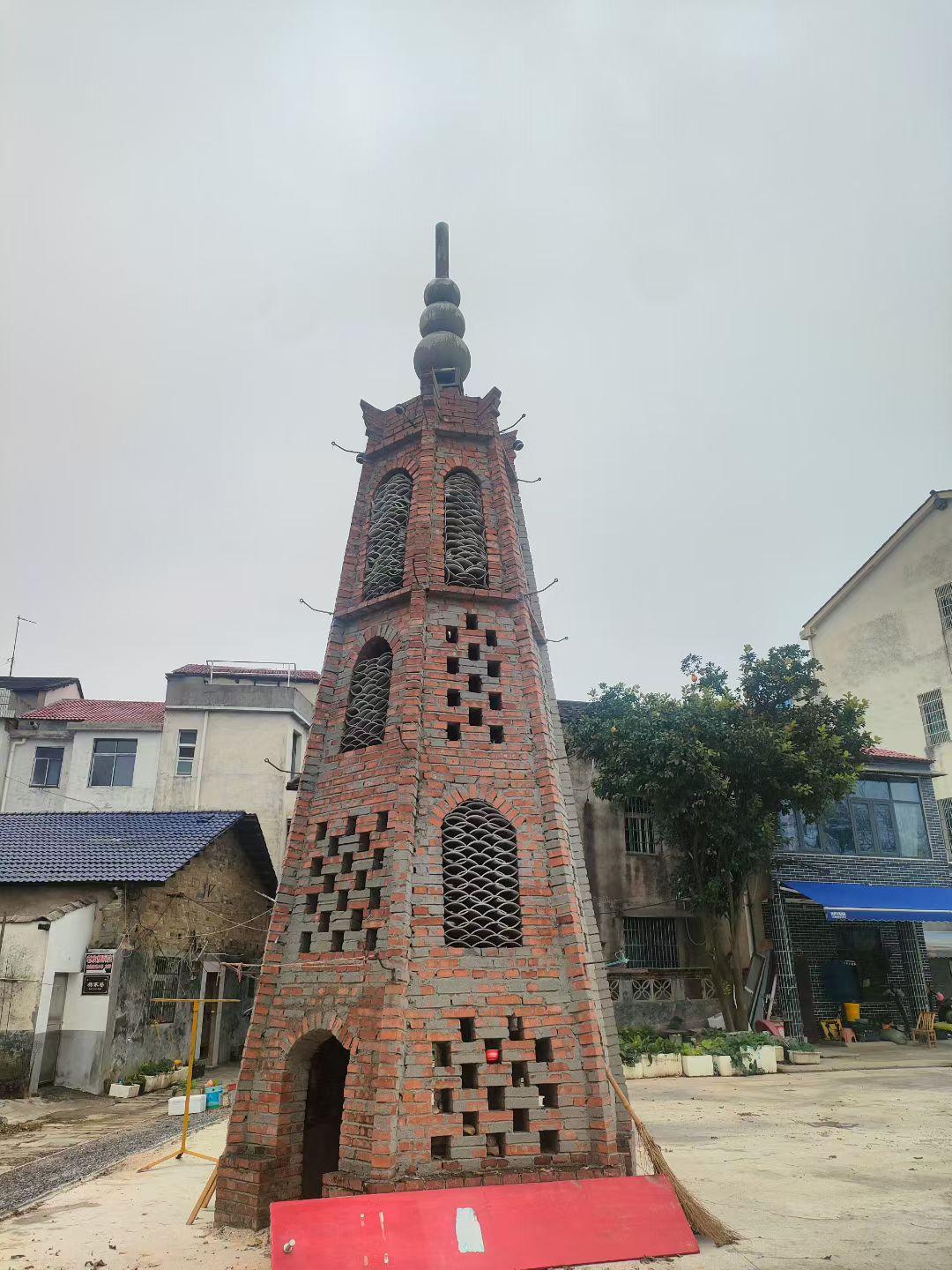 汨罗是传说屈原投江的地方，汨罗江边有两个古镇长乐和新市。长乐青石板的老街，标志性