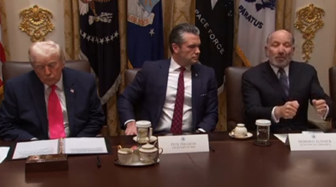 近日在一场长达数小时的内阁会议上，特朗普多次被拍到昏昏欲睡，与午后困意艰难抗衡。