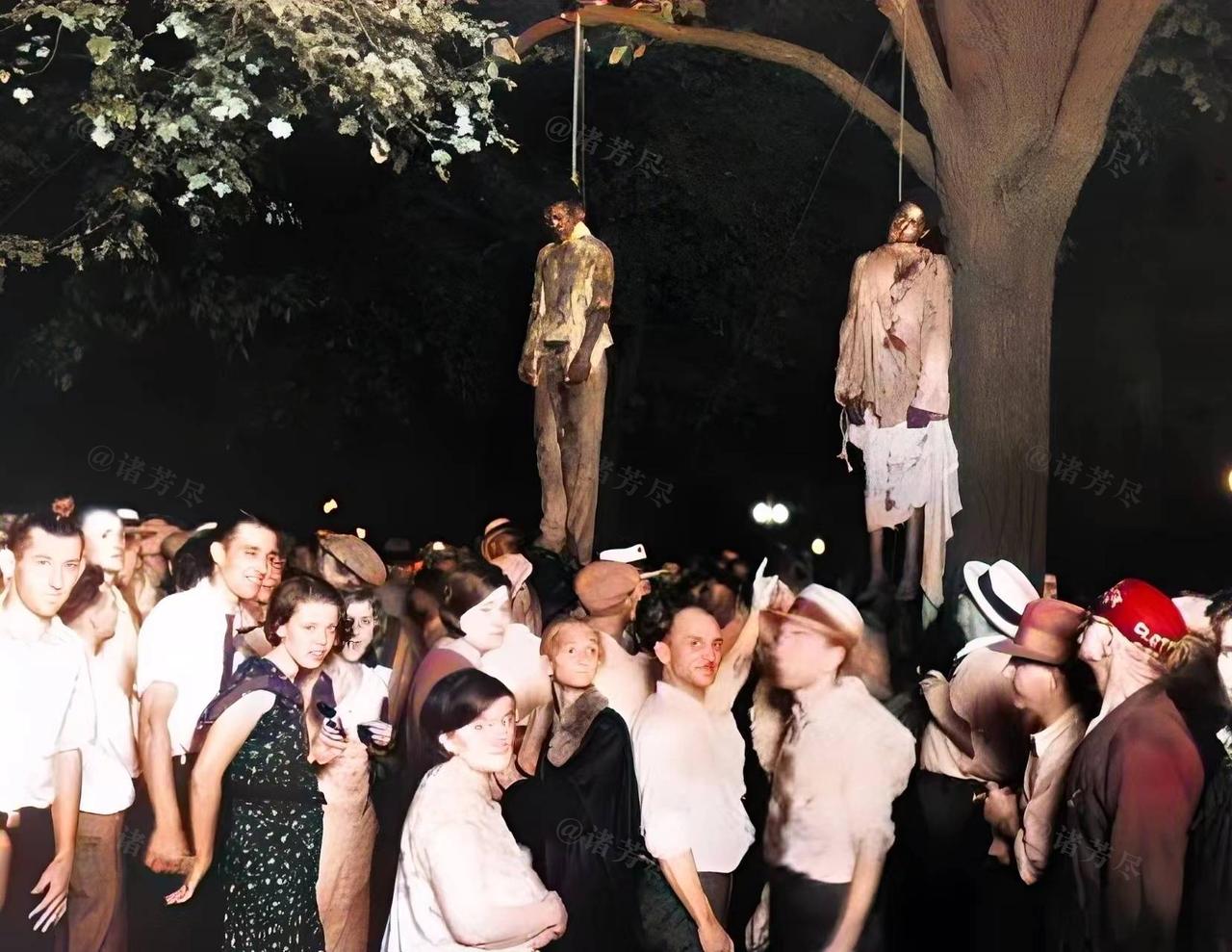 1930年夏夜，美国亚特兰大公园，两名黑人被吊死在一棵大树上，一群白人在下面指指
