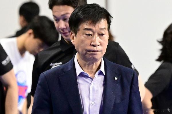 金浩哲辞去IBK企业银行主教练一职后，球队将由47岁的呂午铉担任代理主教练的职务
