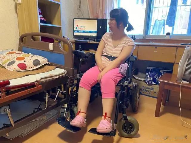 安徽，30岁女博士怀孕后瘫痪在床，丈夫悉心照顾，不料，生下儿子后，丈夫看了一眼却