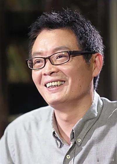 麦家说，我一直都认为，我们没有任何的资格，去评判身边的任何一个人，因为每个人的生