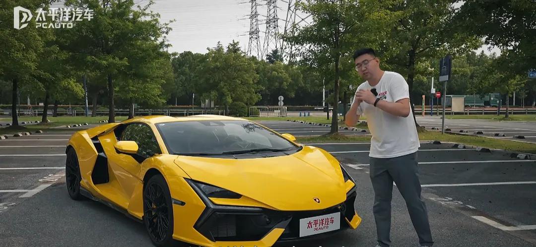 兰博基尼Revuelto来了！剪刀门、裸露V12霸气侧漏
1、新车前脸拥有大量的
