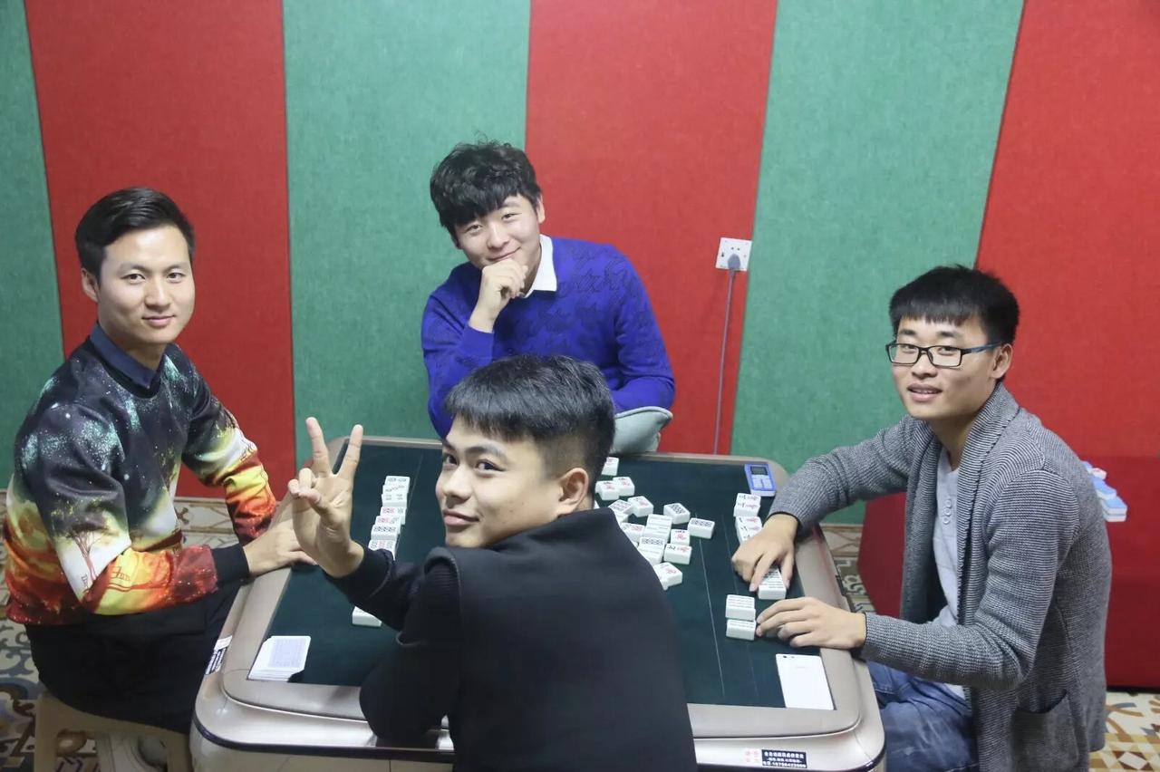 牌桌上看人太准了————


1、出牌速度快的人，人品一般。2、输牌就发脾气的人