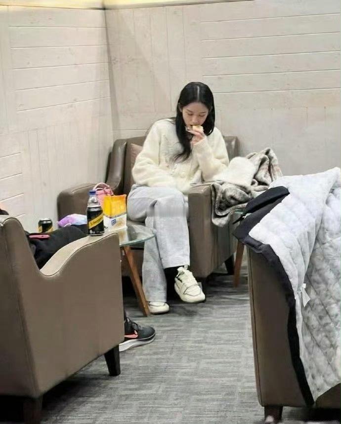 周也素颜竟然这么牛，吃小零食的样子好真实啊 