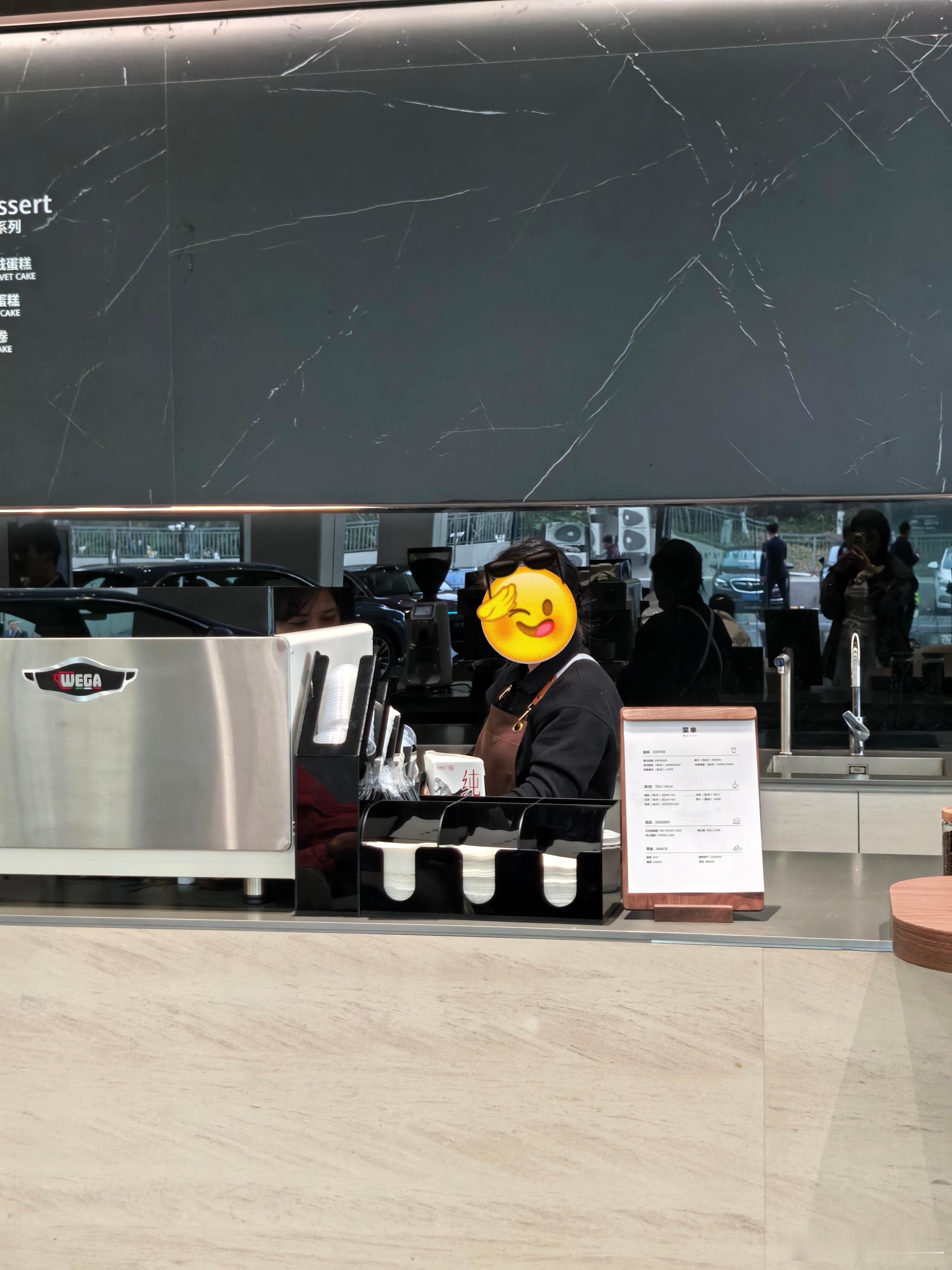 不愧是全国最大的鸿蒙智行，楼上楼下都有客休区，而且二楼还有一个巨大的落地窗，可以