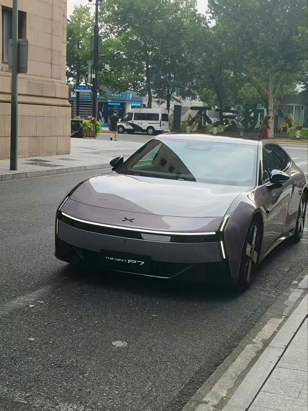 素颜的小鹏P7实车，感觉怎么样？我发现大家很喜欢在上海拍汽车宣传片，当然也确实很