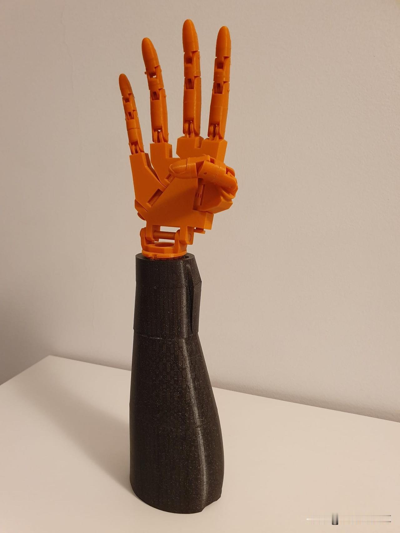 这是一个仿生手臂的详细3D模型，设计用于模拟自然手臂的动作。该模型集成了机械关节