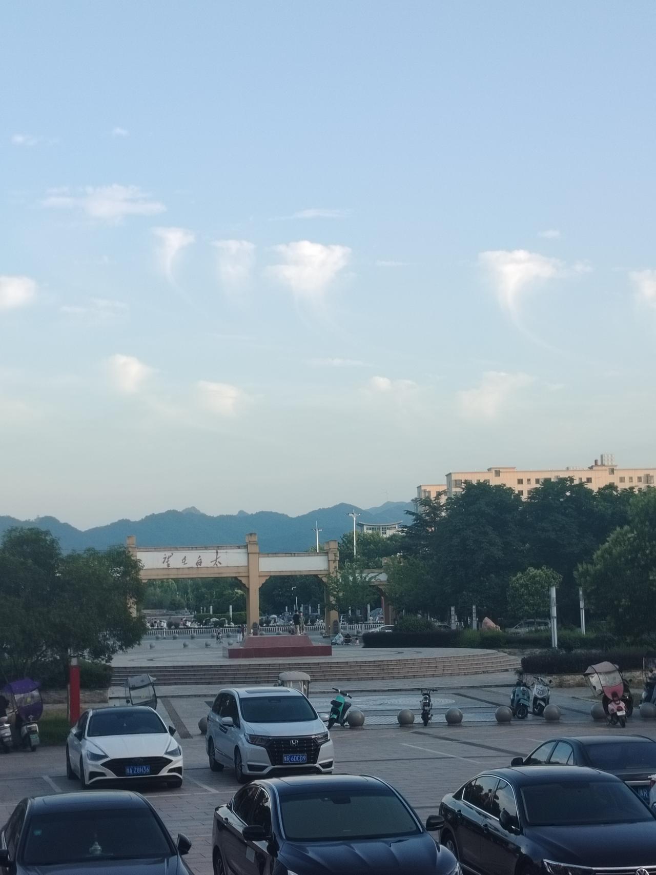 记录我的2026 2026年的这天，天气晴好，浮云自在飘翔，美到让人沉醉。想象着