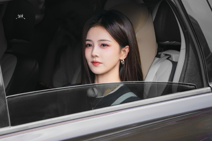 白鹿酷姐也美萌白鹿蓝白叠穿黑长直look 白鹿蓝白叠穿黑长直look，白鹿酷姐也