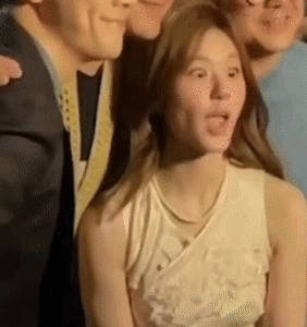 赵露思这姐现在要被油溅了，真的像正常人的表现吗 ​​​